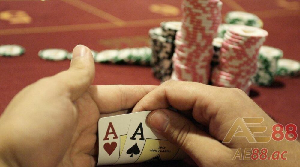 Poker là một dạng game bài cần cả sự may mắn và chiến thuật tính toán